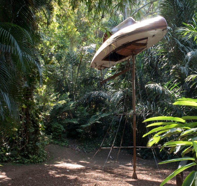 Um barco no meio do jardim