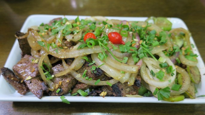 Figado acebolado com fojó - tradição do Mercado Central
