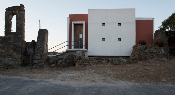 Capela no fim da rua principal 