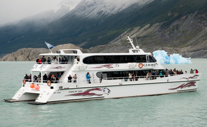 Um dos barcos que faz a tarvessia do canal no Lago Argentino