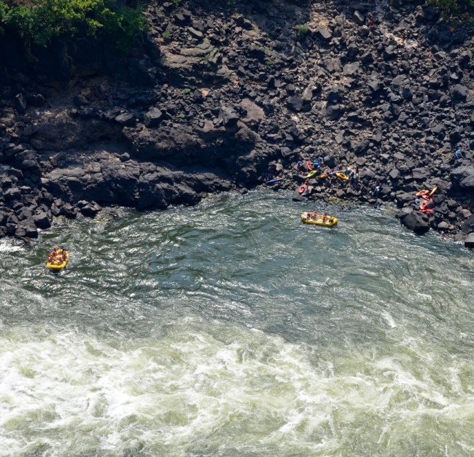 Praticantes de rafting no Zambeze vistos da Ponte
