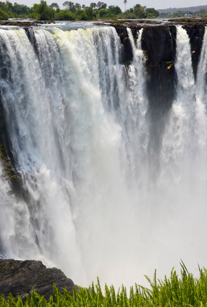 Victoria Falls em tempo seco. Na época das chuvas o vapor impede dar uma ideia da extensão