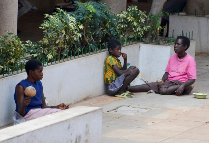 Pessoas nas ruas de Victoria Falls