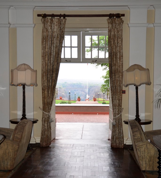 Contemplar a ponte do Hotel Victoria Falls no Zimbabwe