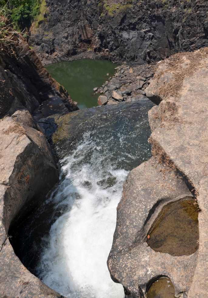 O efeito da erosão da água nas rochas junto ao precipicio