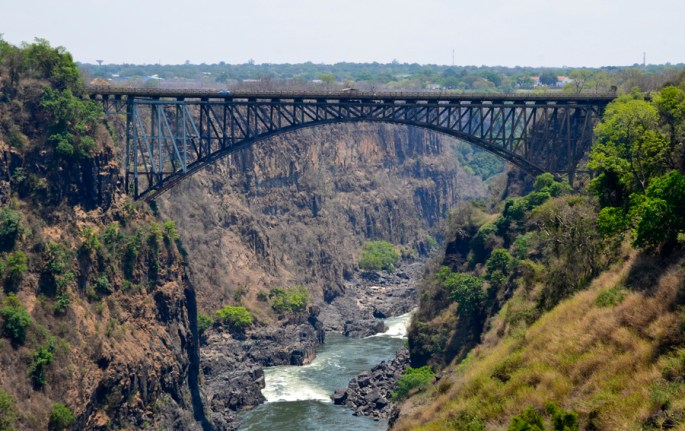 A ponte permite a ligação ferroviaria e rodoviária