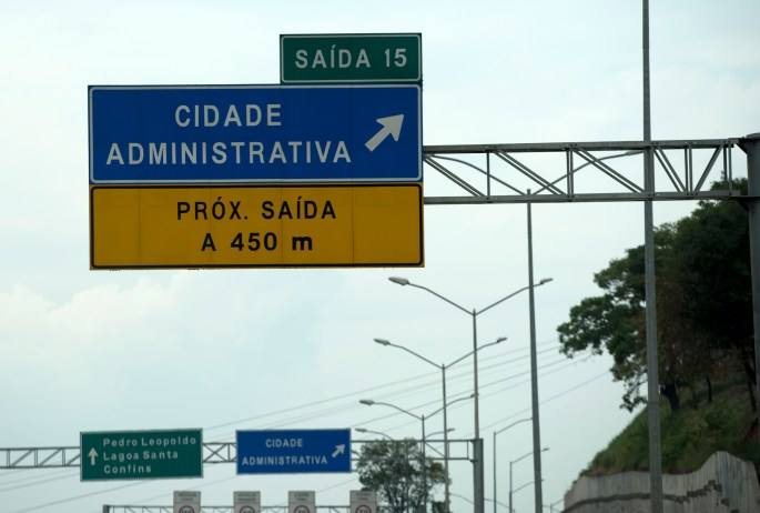 O acesso é feito pela Rodovia Papa João Paulo II, que liga ao aeroporto de Belo Horizonte. Há transporte público da capital do Estado para o Centro Administrativo.
