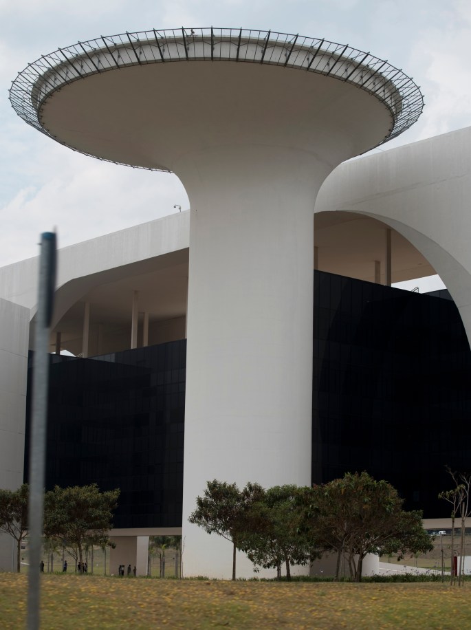 A Cidade Administrativa foi inaugurada pelo Governador Aécio Neves em 4 de Março de 2010, dia em que faria 100 anos o seu avô Tancredo Neves, antigo Presidente da República, eleito em 1985 mas não foi empossado porque sofreu uma doença grave antes da tomada de posse e entretanto faleceu. A Cidade Administrativa tem o seu nome.