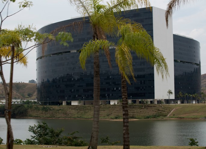 O interior é “open space”. Apenas os gabinetes dos principais responsáveis políticos são estruturas fechadas. No interior da Cidade há uma zona comercial.