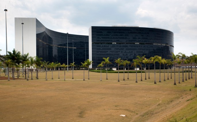 Óscar Niemeyer: “é preciso não ter medo da monumentalidade. Isso permitiu que, com apenas dois grandes prédios e um palácio se realizasse o centro administrativo desejado, sem ocupar demasiado terreno, preservado a boa relação que deve existir entre arquitetura e espaços livres”.
