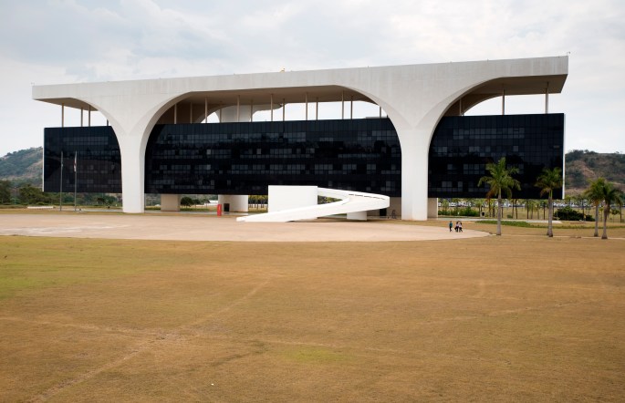 O Palácio Tiradentes é uma obra espetacular: o edifício central está suspenso. É o maior prédio em cimento suspenso em todo o mundo. O próprio Niemeyer salienta a audácia da sua estrutura: quatro colunas sustentam o edifício” 