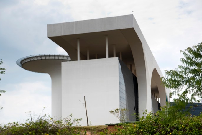 O edifício está suspenso por uma estrutura que cobre o Palácio e com quatro pilares exteriores que fazem parte do maior vão livre da arquitetura mundial (147 metros de extensão). Quando da construção existiam quatro pilares provisórios que suportavam a estrutura. Foram retirados após a suspensão.