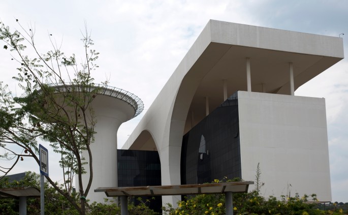 A sala do Governador está protegida com vidros antibala que chegam a atingir 63 mm de espessura. Ao lado tem um heliporto