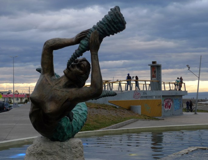 Estátua junto ao porto