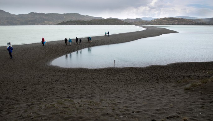 Língua de terra que separa o lago do glaciar