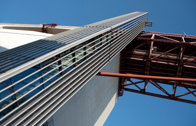 O elevador vai até ao 26º piso e no topo tem a estrutura de vidro