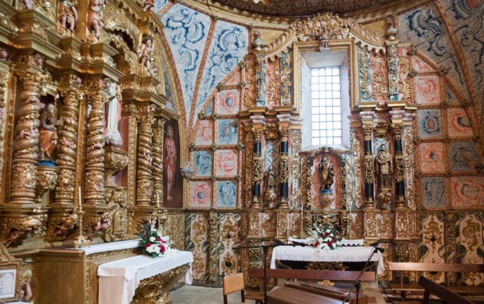 Interior da Basílica com talha dourada e pinturas