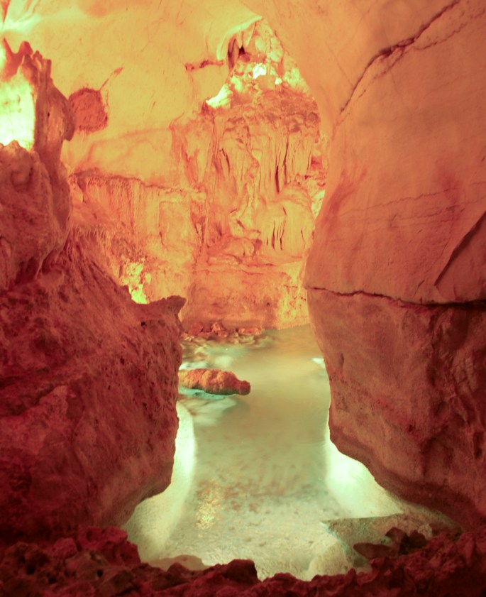 Há pequenos lagos de água