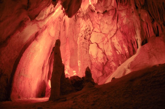 Sala com uma estalagmite muito alta