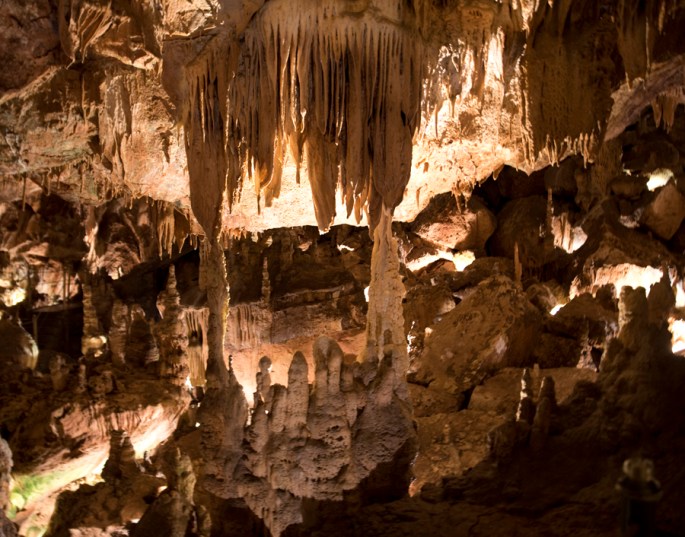 Algumas estalactites quase que se completam com estalagmites