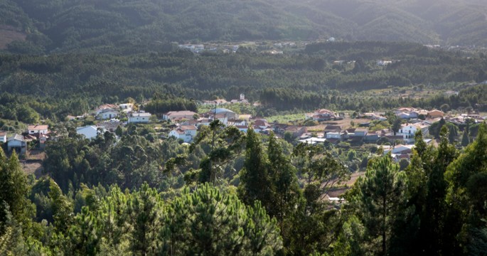 Lorvão visto do alto de Gavinhos onde estão vários moinhos