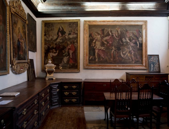 Obras de arte numa das salas laterias da igreja