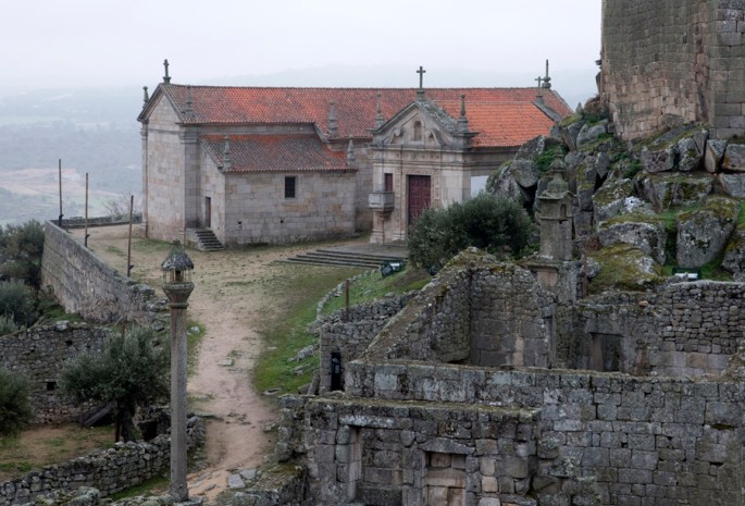 A igreja e a capela no interior do castelo