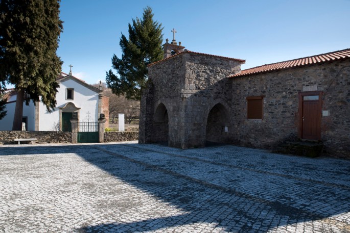 A igreja e a casa do pároco