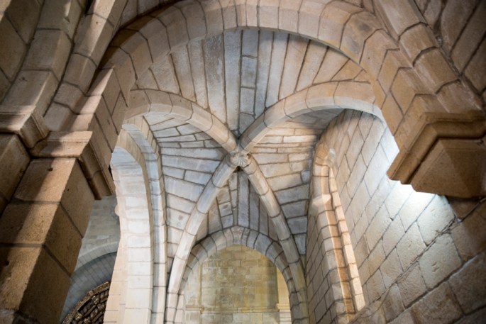 A estrutura da igreja é muito alta com influência gótica