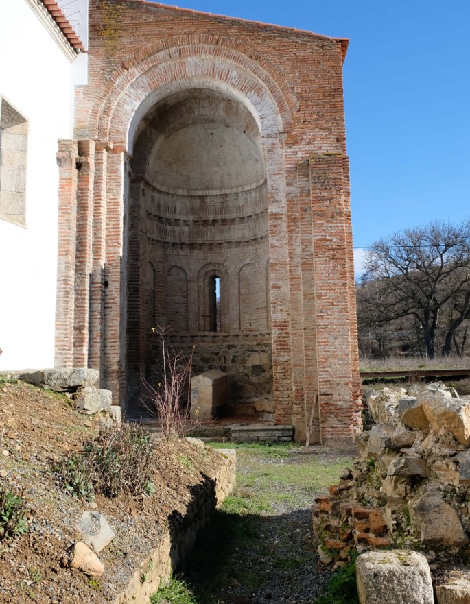 Construção em tijolo de uma das capelas do mosteiro