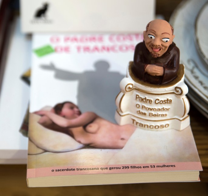 O livro de Santos Costa e figura em cerâmica do padre