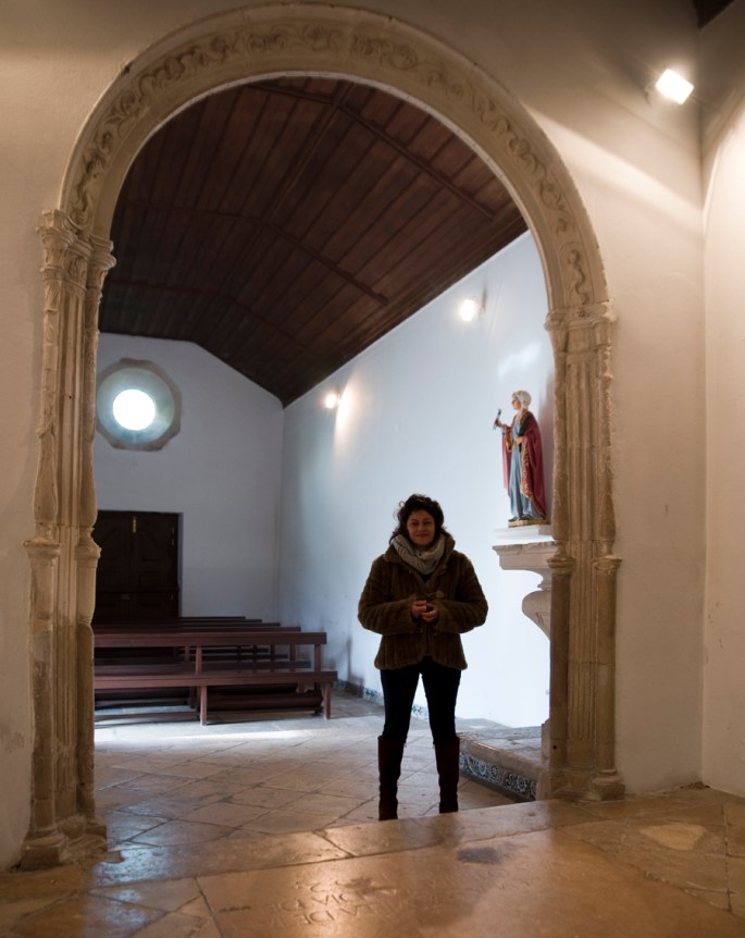Interior da capela com Paula Oliveira