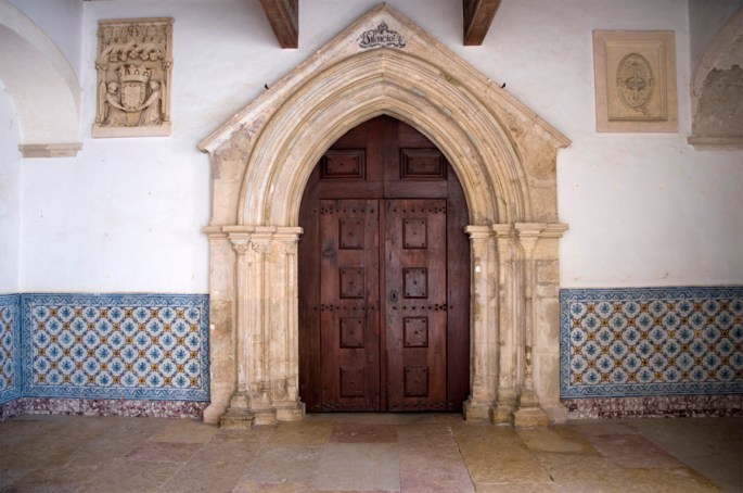 Brasão e entrada para a igreja 