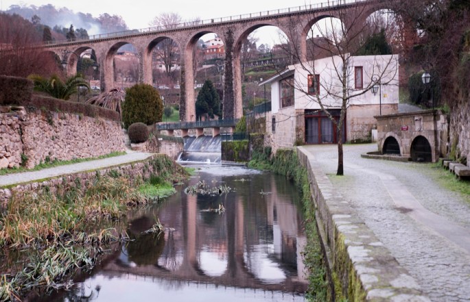 O rio e a antiga ponte ferroviária