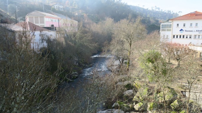 Casas nas encostas alinhadas para o rio