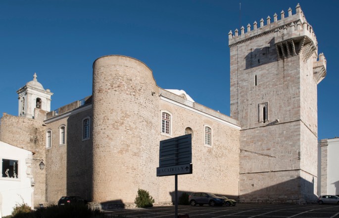 Torre e igreja