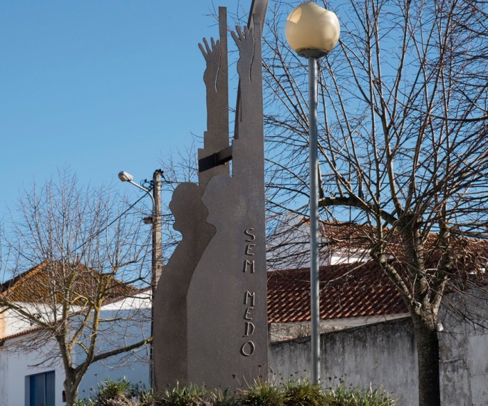 Monumento evocativo de Humberto Delgado junto da casa