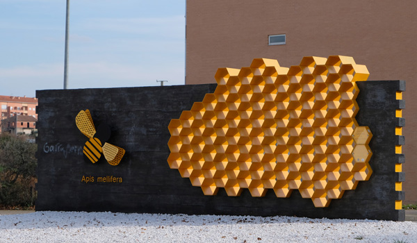 Escultura evocativa da "Capital do Mel"