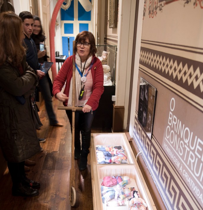 Teresa Alhais no corredor com um brinquedo