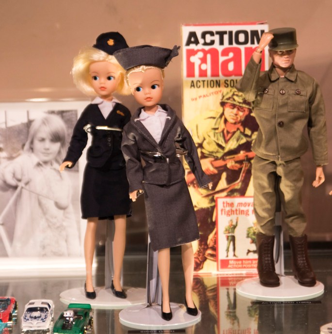 Brinquedos em exposição. Outros são para brincar