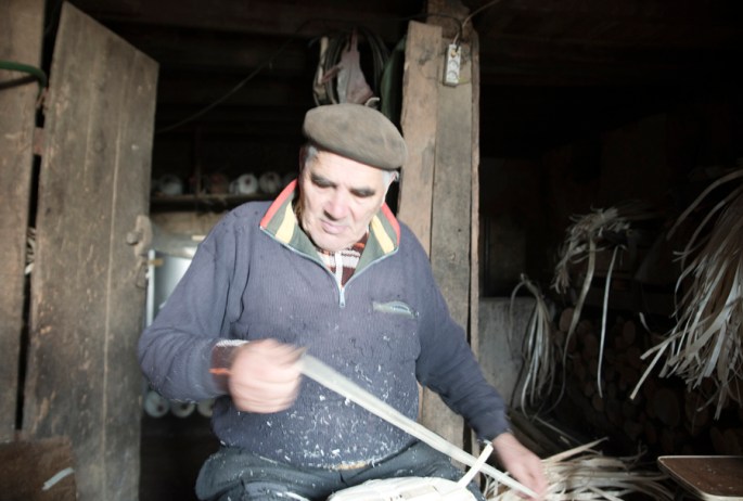 Trabalhou a matéria prima e agora monta a cesta