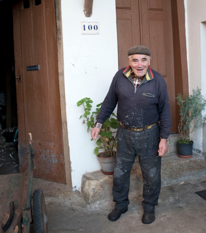 João Patolas junto ao anexo da casa onde trabalha em Nandufe