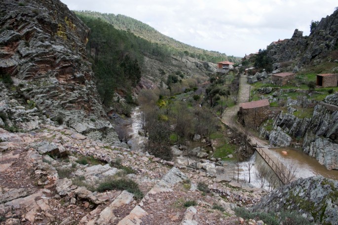 Vista do vale com o rio e os moinhos e o dominio do xisto