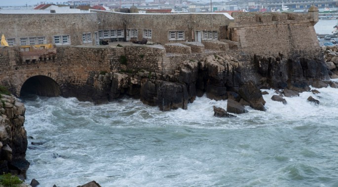 Uma parte da Fortaleza está rodeada de mar