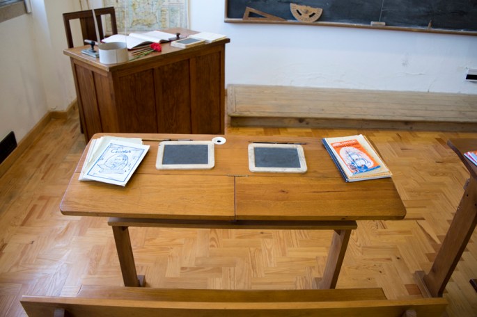 Cadeiras com tinteiro e materiais escolares