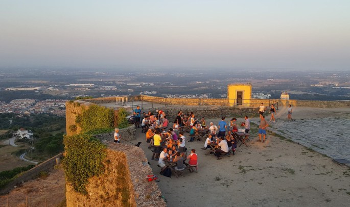 Vista no largo do Castelo de Palmela