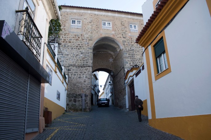 A rua passa pela Porta da Deveza 