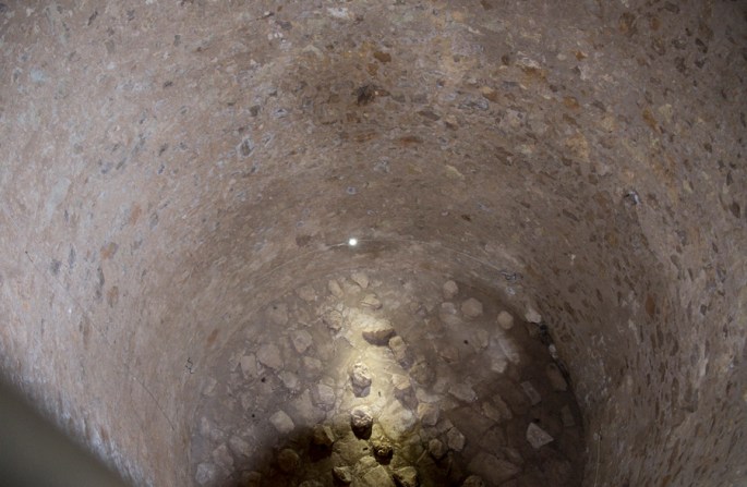 Poço com 10 metros de profundidade