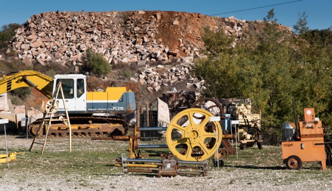 Instrumentos e máquinas junto à pedreira no Museu