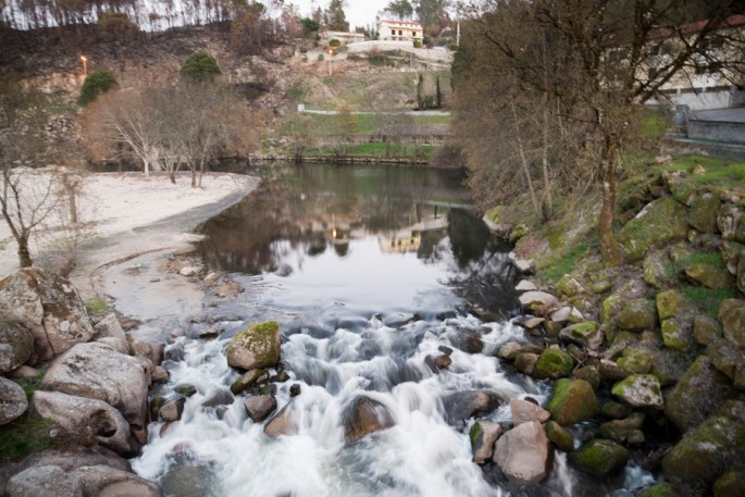 Rio Dão antes de passar a ponte pedonal